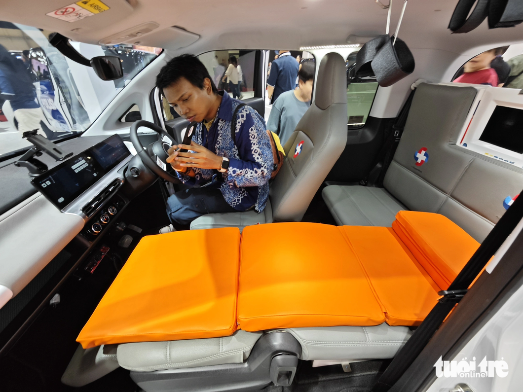 Wooling turns a mini electric car into an 'ambulance': the chair turns into a bed, the rear trunk becomes a medical locker - photo 8. There is a screen in the car to monitor the patient. The screen isn't huge, but it's large enough to last until the patient arrives at the hospital - Photo: Can Hang