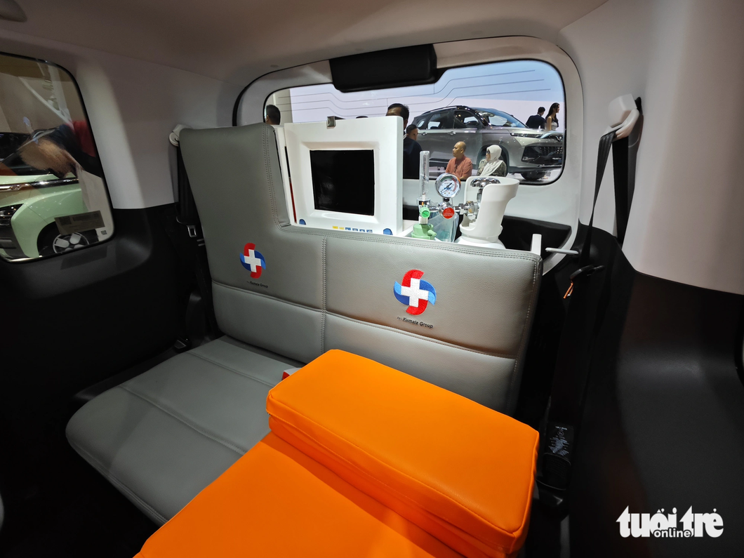 In addition, the car is also equipped with some basic equipment for an ambulance, such as an oxygen tank in the rear trunk.  Due to the small space, this amount of equipment will not be comparable to a normal ambulance, but it is still useful in cases of temporary emergency in areas where space is limited - photo: Can Hang