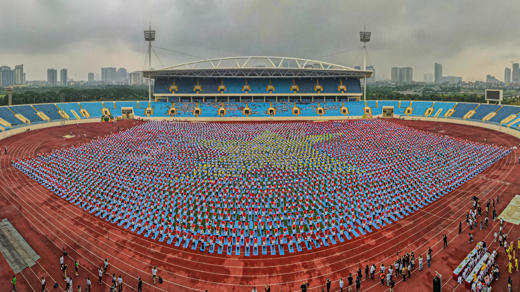 Vietnamese Fatherland flag shaped by 5,000 yoga lovers at My Dinh National Stadium on the morning of 12 August - photo: BTC