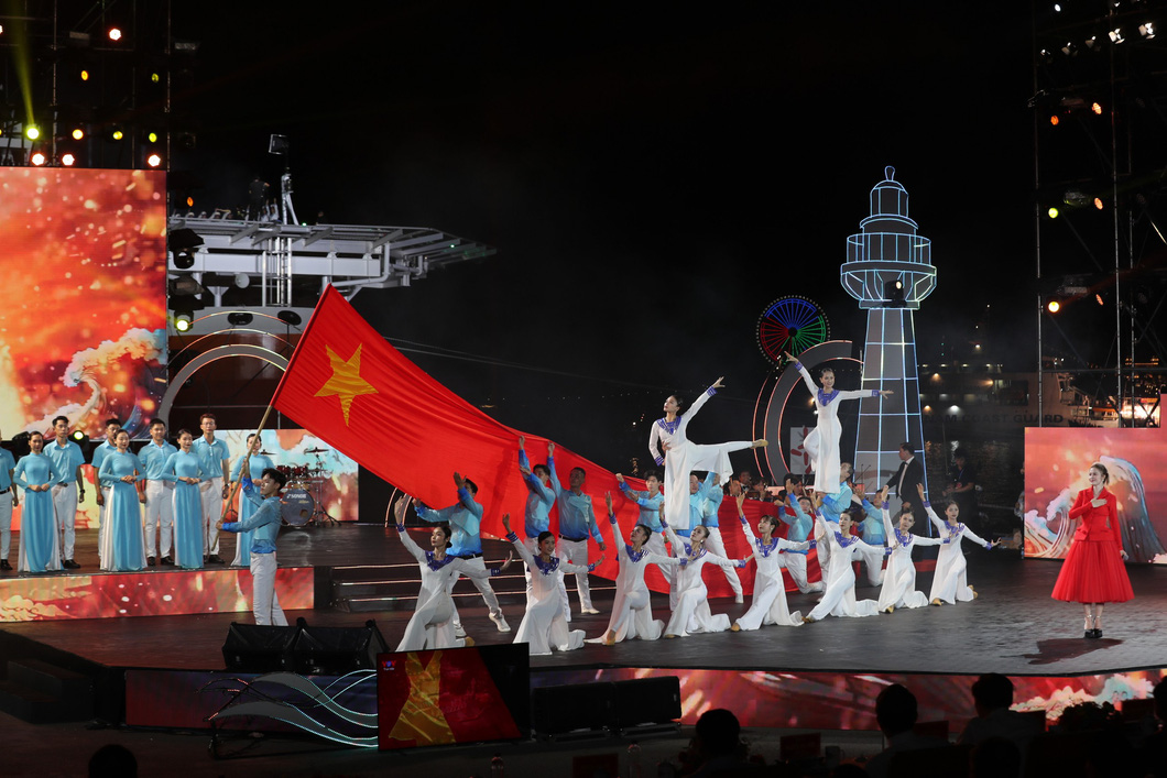 Hình ảnh quốc kỳ Việt Nam và những cánh chim hải âu thể hiện trong chương trình - Ảnh: SƠN HẢI