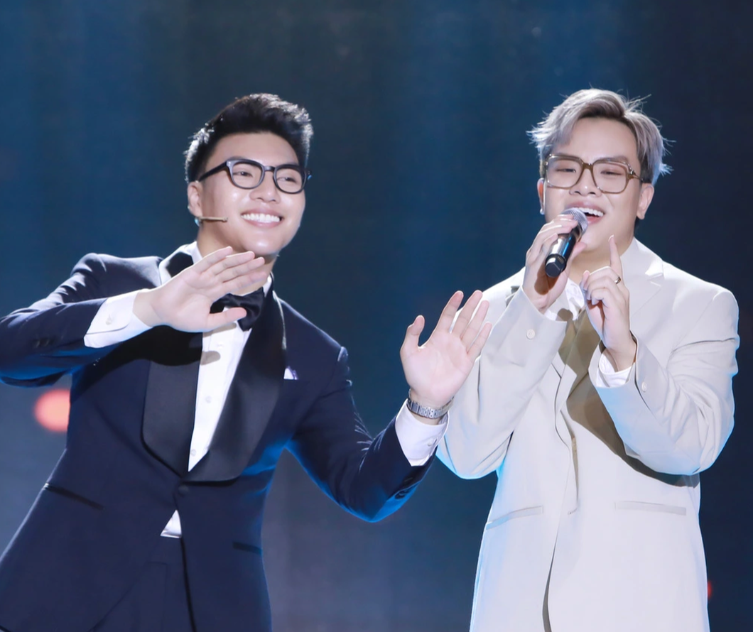 Nhạc sĩ Hứa Kim Tuyền (bên phải) hỗ trợ phần thi của Trọng Nghĩa - Ảnh: BTC