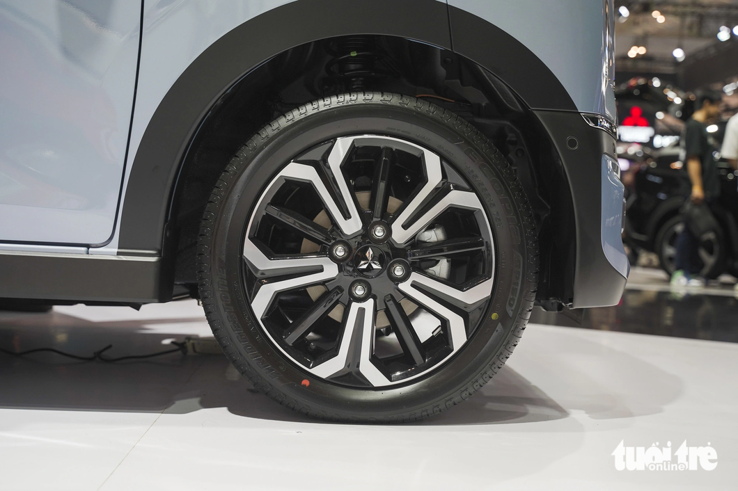 Detail of the 'small' Expander Cross to be assembled in Indonesia - photo 4. The side is equipped with 15-inch multi-spoke wheels with two-tone finish - Photo: Can Hung