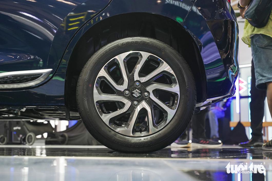 Suzuki Baleno uses 16-inch multi-spoke wheels, two-tone finishing.  This model is equipped with disc brakes on the front wheels only