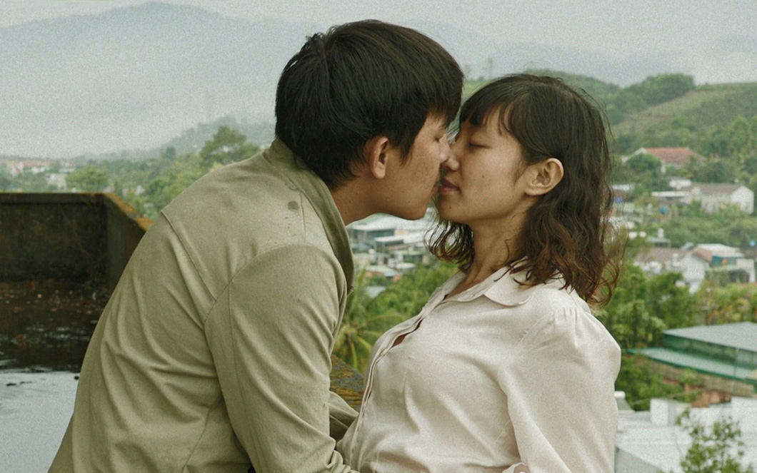 Lê Phong Vũ và Trúc Quỳnh có cảnh hôn dài trong phim - Ảnh: ĐPCC