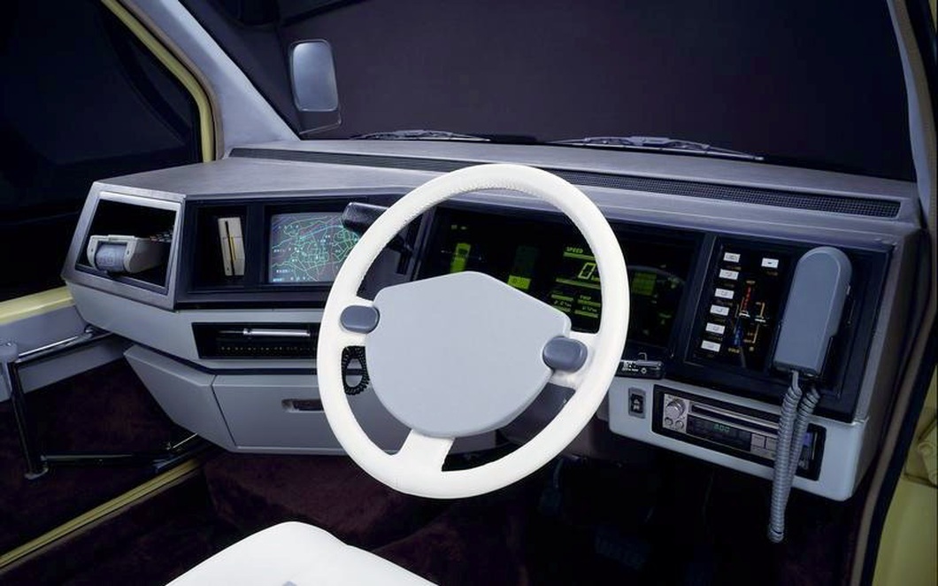 The weirdest car interior ever revealed - photo 2. Nissan Comcom (1985) - In the 1980s, several Japanese automakers came up with the idea of building car cum mobile offices for the country's employees, and Nissan was one of them. The concept ComCom he launched had everything such as a phone, floppy disk drive, GPS (although this was primitive technology at the time) and a receipt printer - photo: Autocar