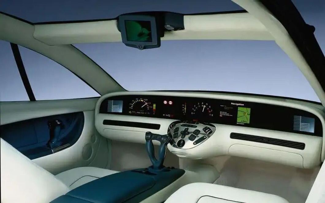 Mercedes-Benz F200 Imagination (1996) - In the 1990s, many believed that aviation technology would gradually appear on popular cars.  Mercedes-Benz has prepared for this trend with the F200 Imagination Concept.  Instead of driving with a steering wheel, users would use a joystick placed next to them.  A display screen spanning the entire dashboard, a navigation system and an external camera instead of a rearview mirror are just a few of the many technologies seen on this concept that have now become common equipment in cars - Photo: Autocar