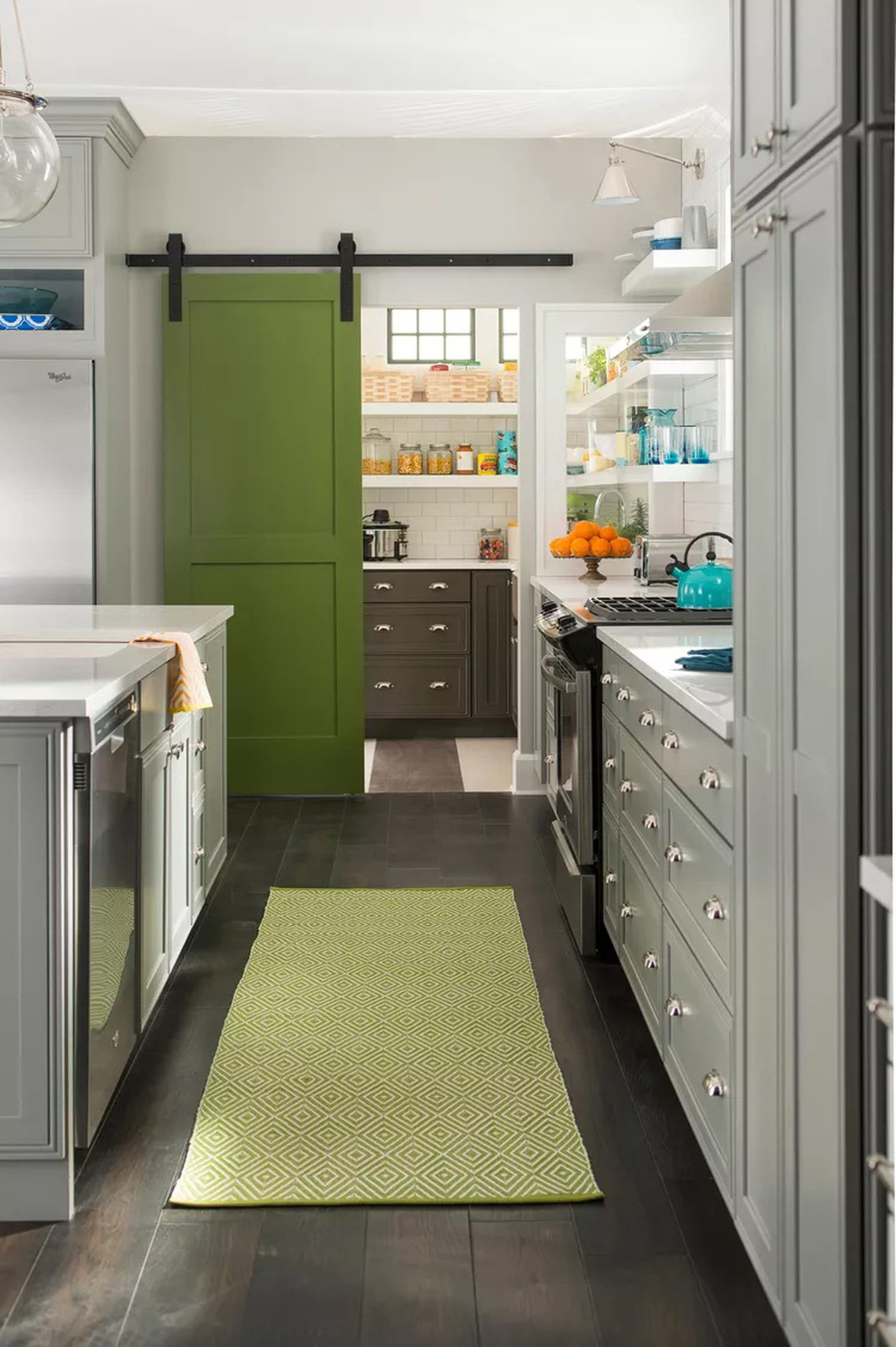 Cánh cửa màu xanh lá cây cung cấp thêm năng lượng tươi mới cho căn bếp màu xám trắng - Ảnh: BHG