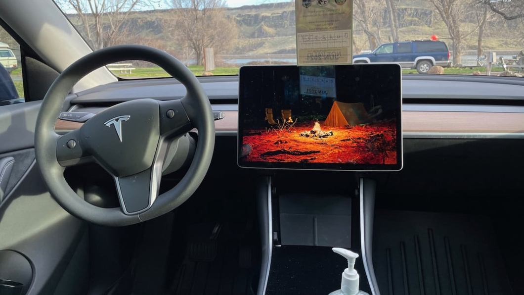 Camp Mode is the reason so many people can live in Tesla electric cars without an actual mobile home - Photo: Tesla