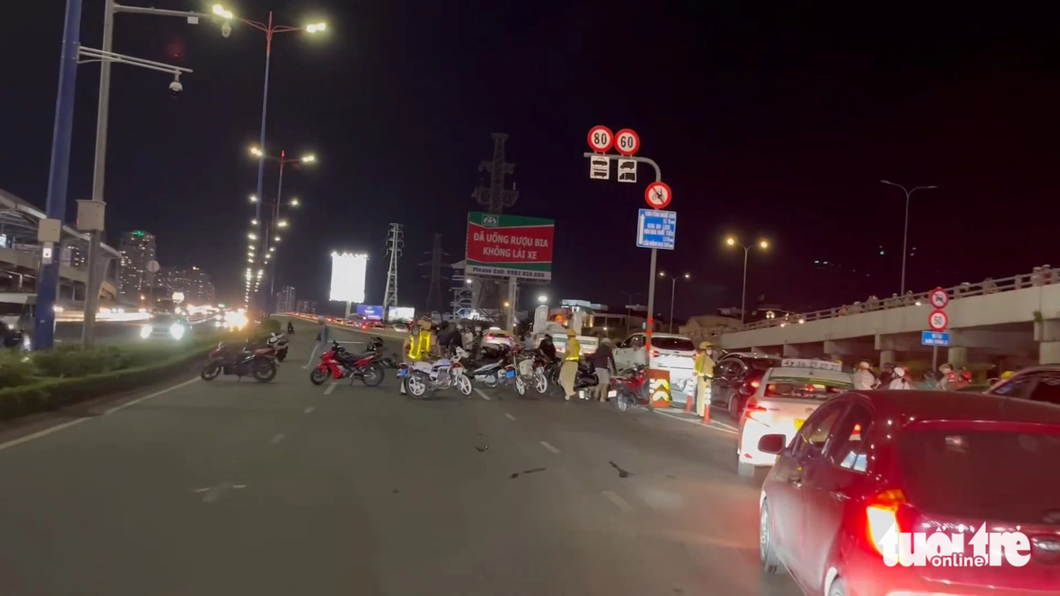 Lực lượng chức năng chặn cầu Sài Gòn để xử lý nhóm "quái xế" đua xe, đảm bảo an toàn cho người dân - Ảnh: Cắt từ video