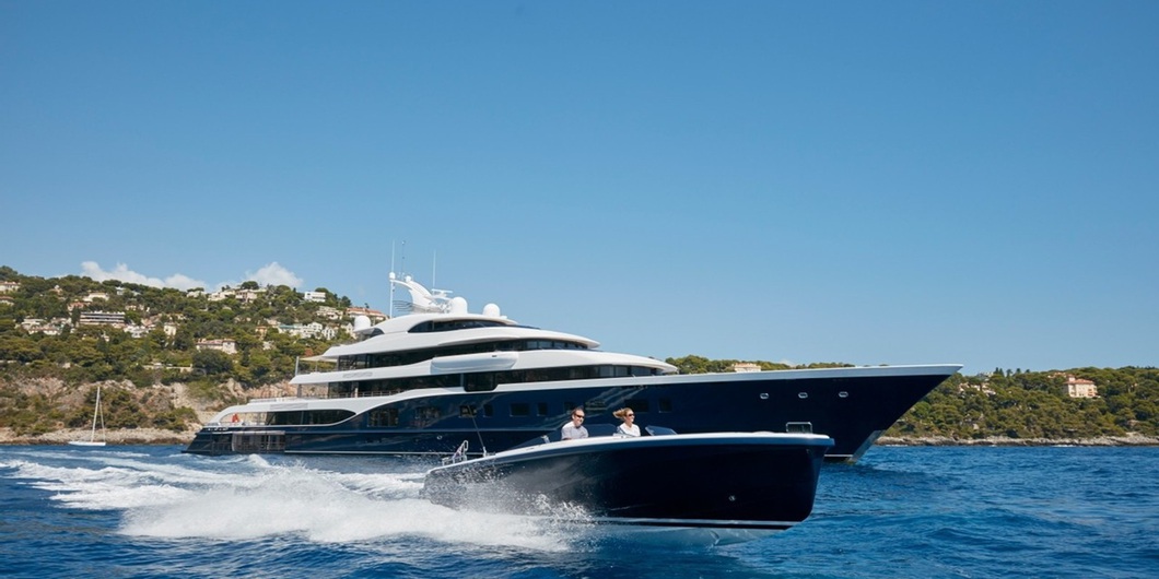 See the yacht in the rumored dating between Lisa (Blackpink) and the son of billionaire LVMH - photo 18. Sophisticated and mysterious, Symphony appears to be the king of luxury empires. Because unlike many other billionaires and millionaires who may rent out when not in use, Bernard Arnault does not rent out the symphony, but only to family, friends or other close relationships - Photo: Fedship