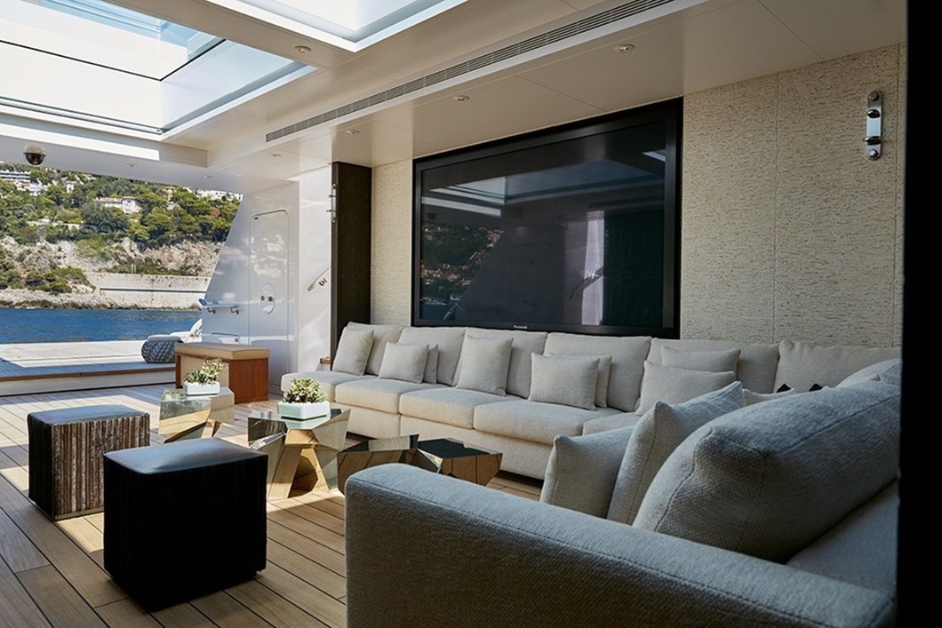 See the yacht in the rumored dating between Lisa (Blackpink) and the son of billionaire LVMH - photo 9. The superyacht's lower deck has ample space for a crew of 38 to live and work. The upper deck houses the owner's room with double bathroom, dressing room, private study, sauna and access to a private terrace with hot tub. Plus, it's a place of entertainment and relaxation for an extended family or group of up to 16 guests - Photo: Feadship