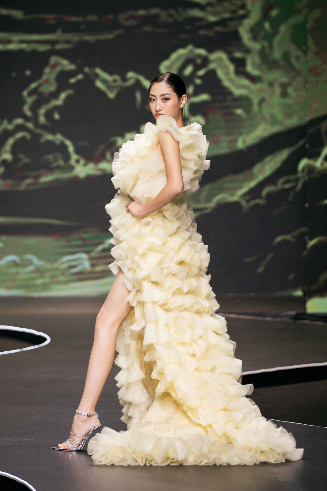 Hoa hậu Lương Thùy Linh diện thiết kế của Ivan Trần - Ảnh: KIẾNG CẬN TEAM