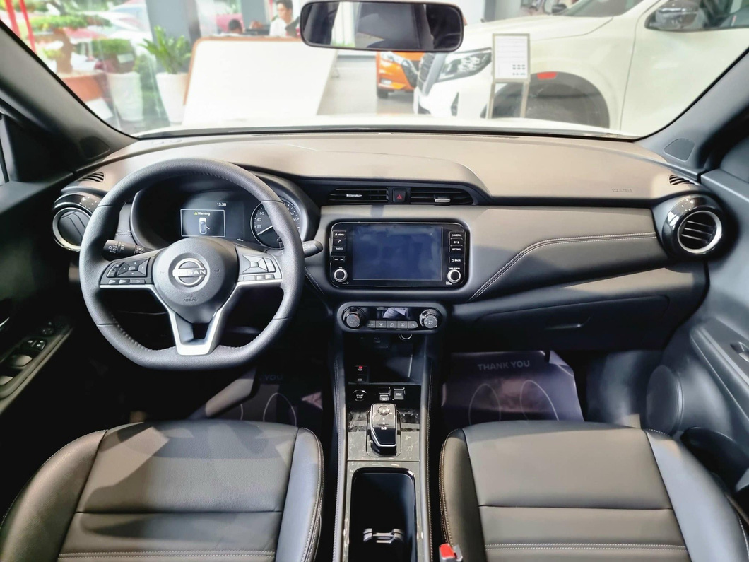 The instrument cluster integrates a 7-inch digital screen, an 8-inch central entertainment screen that supports Apple CarPlay and Android Auto connectivity.  Electronic gear lever, 6-speaker audio, manual driver's seat, leather seats, electronic handbrake, auto hold or push button start - Photo: Nissan Dealer/Facebook