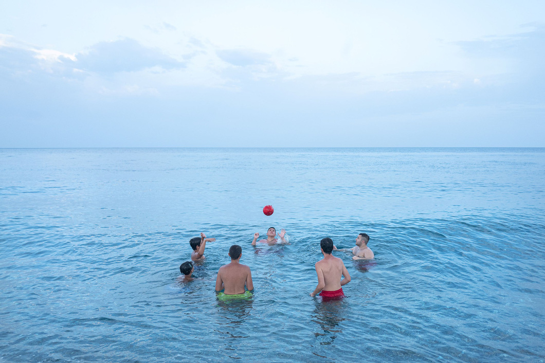 Khi xem bức ảnh này, người xem hãy thả mình tận hưởng niềm hạnh phúc của những đứa trẻ đang chơi bóng trong làn nước biển trong xanh