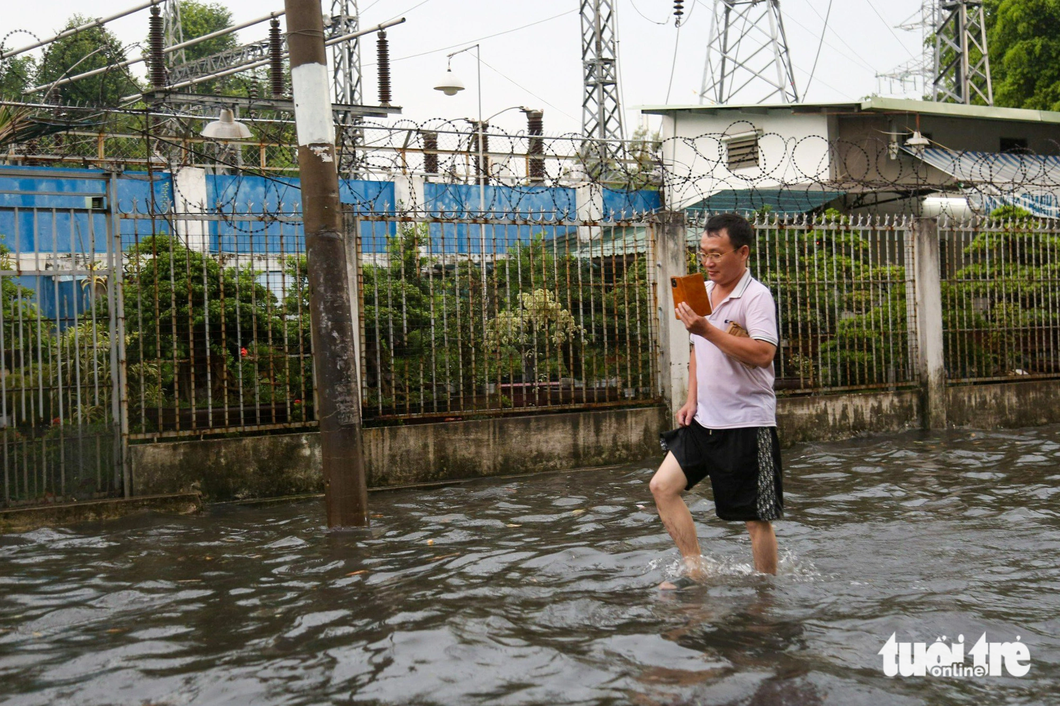 Anh Trịnh Hoàng Quyền (23 tuổi, ngụ tại Gò Vấp) than thở: “Sau chuỗi ngày nắng nóng kéo dài, nay là cơn mưa lớn thứ 3 liên tiếp đổ xuống TP.HCM. Tôi cùng nhiều người phải đi bộ lội nước qua quãng đường ngập”.