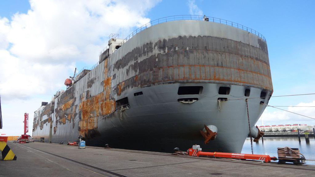 Có thêm hình ảnh mới về con tàu Fremantle Highway cho thấy thiệt hại rất nặng nề - Ảnh: RTL Nieuws