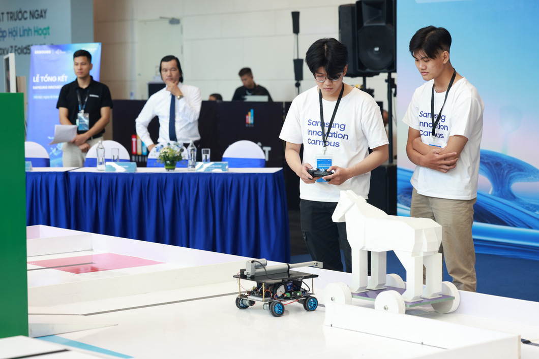 Các đội thi tham gia thi đấu Robocon trong cuộc thi "Sáng tạo Khoa học Công nghệ - Innovation Tech Challenge 2023".