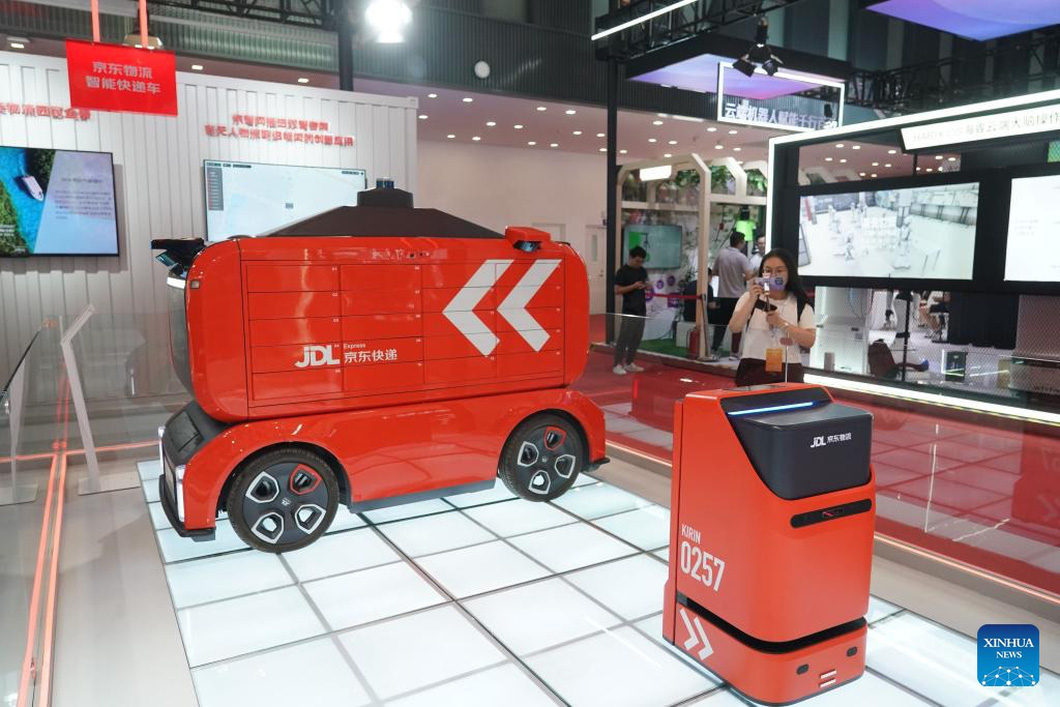 An indoor delivery robot (right) and a smart courier robot (left) - photo: Tan Hoa XI