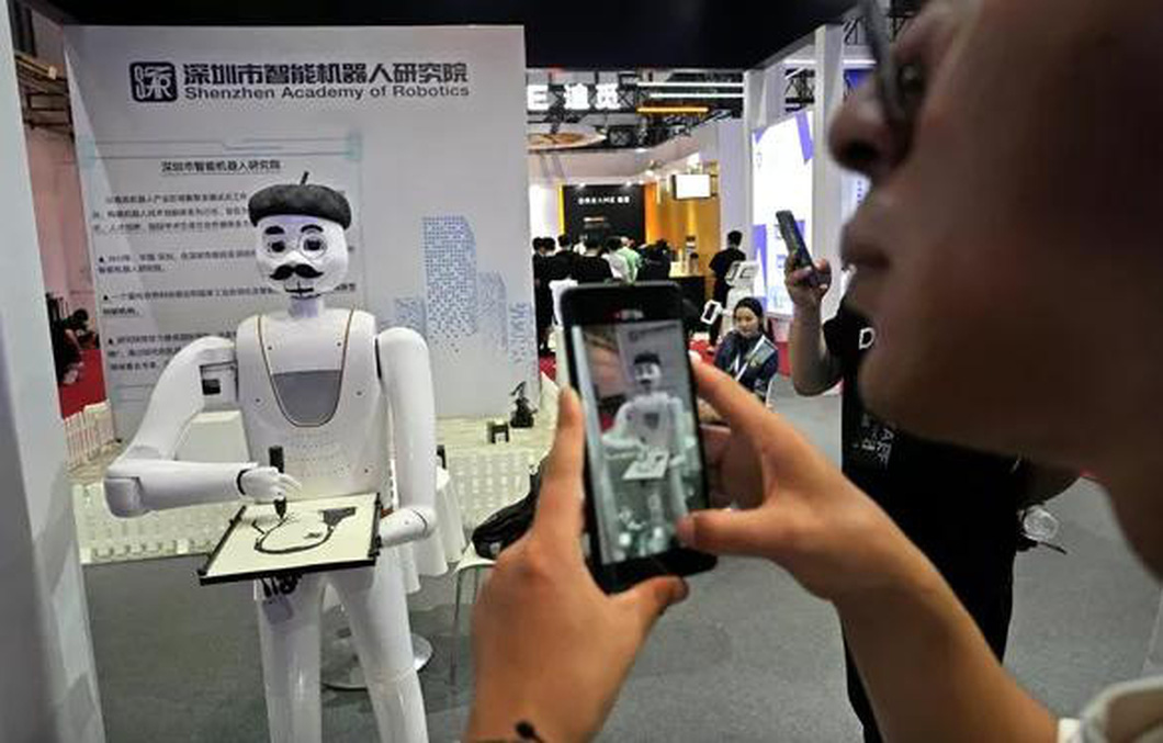 Robot nghệ sĩ vẽ hình cho khách tham quan - Ảnh SPUTNIK