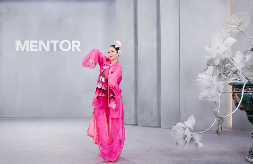 Nghệ sĩ Linh Nga hướng dẫn múa sen trong The New Mentor - Ảnh: BTC