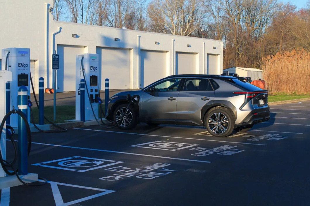 Fast charging with the Toyota bZ4X sometimes leaves users feeling frustrated, despite knowing that it is deliberately designed to be safe - Photo: Insider