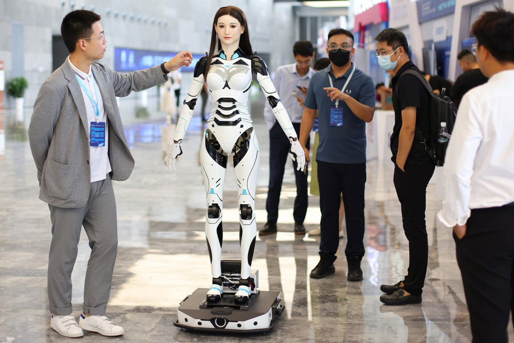 Một cô gái người máy giống người thật có thể tương tác với con người - Ảnh: PEOPLE'S DAILY CHINA