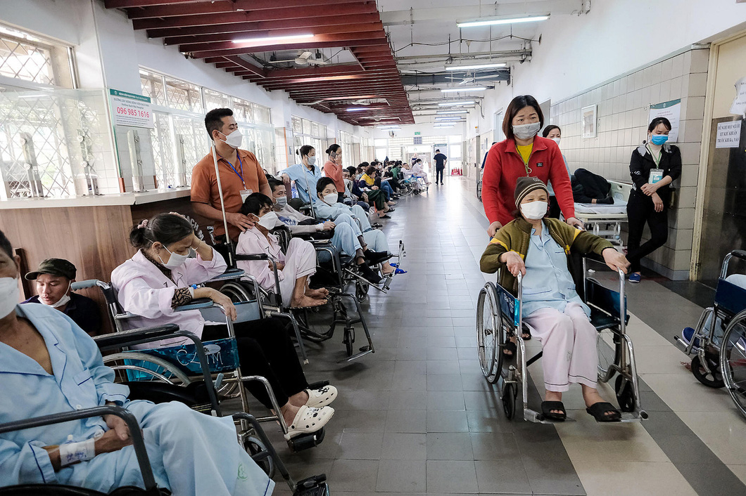 Khu vực khám bệnh tại Bệnh viện Bạch Mai, Hà Nội - Ảnh: NAM TRẦN