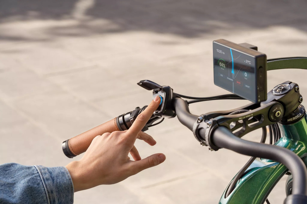 Xe có màn hình LCD chống thấm nước cùng hai camera để &quot;quan sát&quot; xung quanh. Người dùng sử dụng ứng dụng điện thoại hoặc dấu vân tay để khởi động xe - Ảnh: VOOK