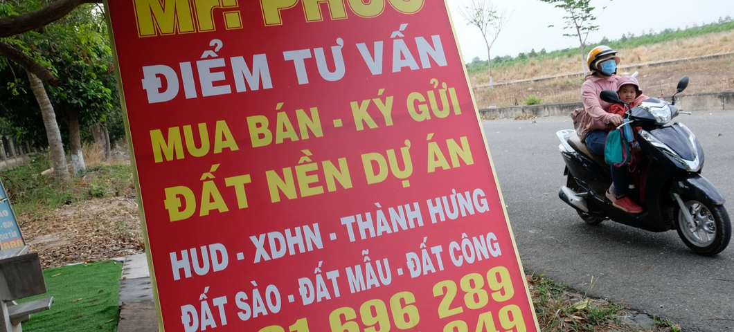 Nhà nước lập sàn giao dịch đất đai có đủ pháp lý sẽ loại bớt các “sàn, cò” đất nhỏ lẻ, tự phát,qua đó giúp bảo vệ quyền lợi người dân - Ảnh: TỰ TRUNG