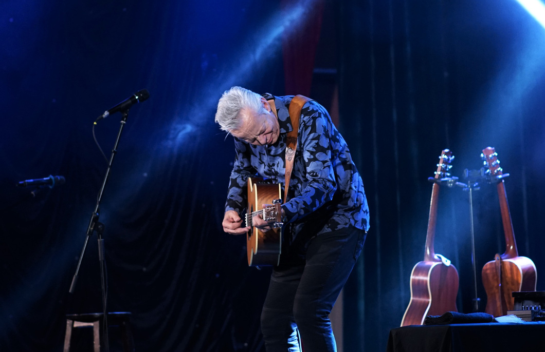 Màn trình diễn đa năng với nhiều “tiểu xảo” cùng cây guitar của Tommy Emmanuel - Ảnh: H. VY