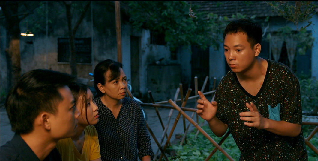Cả xóm trọ nháo nhào khi Hiếu và Nhung mất tích trong phim Làng trong phố - Ảnh: ĐPCC