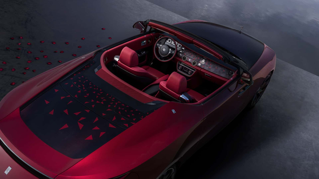 The inspiration of the Black Baccara rose is clearly visible in both the interior and exterior - Photo: Rolls-Royce