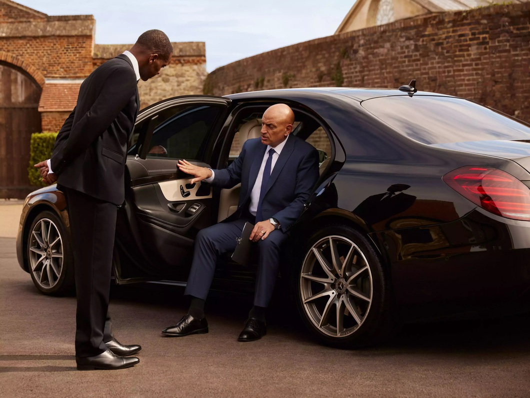 'Try learning to drive for the rich, I've come to understand the importance of wearing the right socks and tie' - photo 2. The driver must sign a contract to keep all customer information confidential. They are only allowed to drive a Mercedes-Benz E-Class, S-Class or V-Class. No car used for more than 4 years