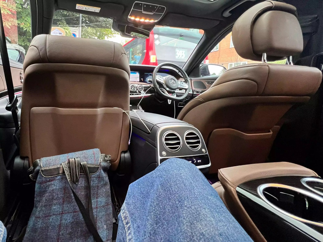 'Try learning to drive for the rich, I've come to understand the importance of wearing socks and tying the right tie' - photo 12. The front seat should be pushed up for the passenger to sit comfortably, the armrest should always be down, no candy or other sweets. If being followed by paparazzi, it is essential to inform the passenger but do not accelerate suddenly, as this will create a risk of collision.