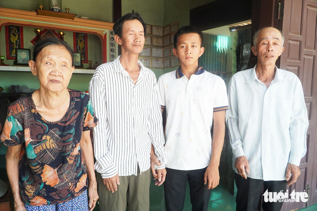 Phuoc with his grandparents and blind father - Photo: Le Trung