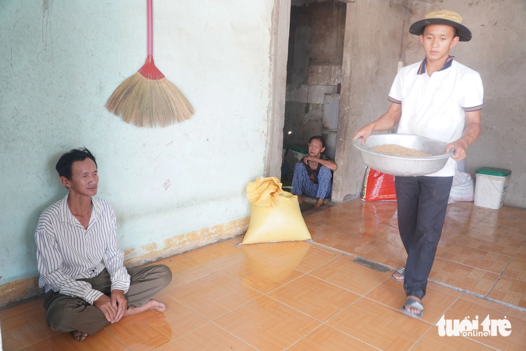 Phuoc's grandmother and father are blind - Photo: Le Trung