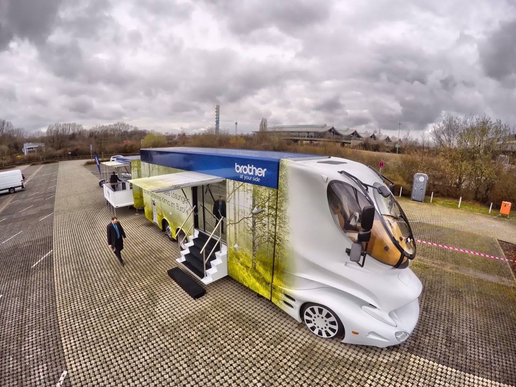 USD 4 million mobile home is stunning: 'Palace on wheels', feels 'like flying over the road' - Photo 8. So high up, the Element Palazzo Superior has stairs arranged so you can easily get in and out of the car - Photo: Marchi Mobile Vienna