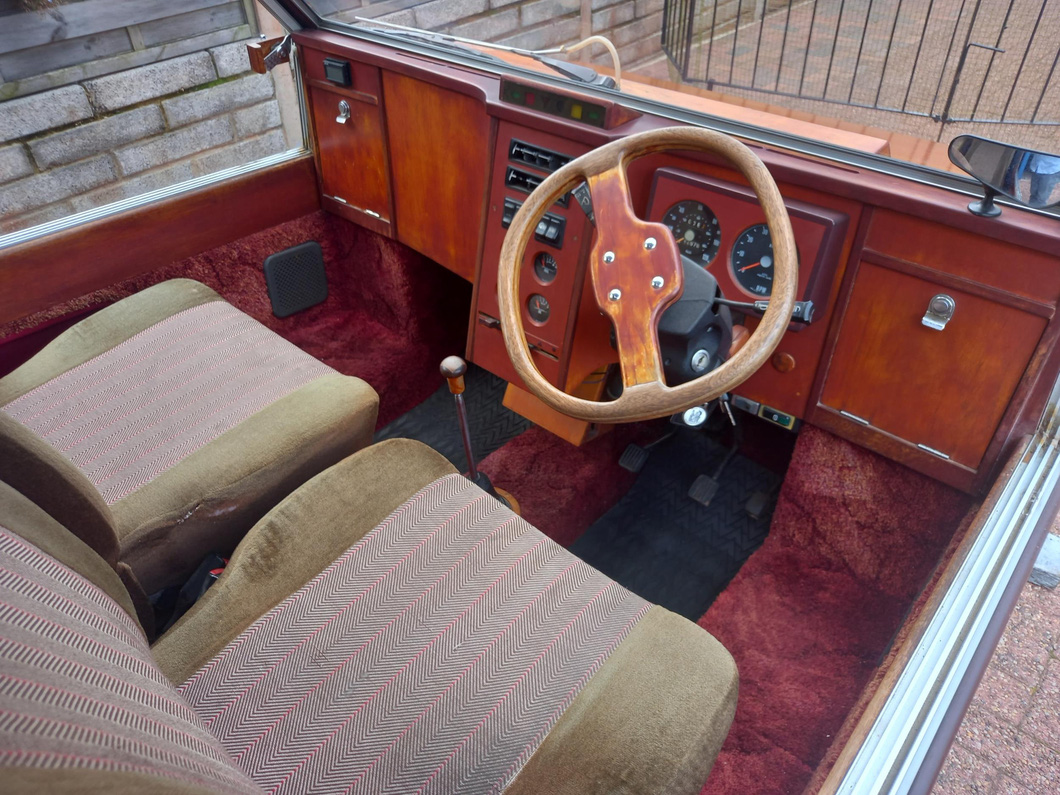 In addition, there are also some non-wooden parts.  The chassis is made of fiberglass.  The chassis and most of the mechanical components are from Mini.  Headlights from Hillman Hunter, taillights from Triumph Dolomite.  The seats, floor and door panels are covered in velvet fabric - Photo: Oxinium - Photo: Oxinium