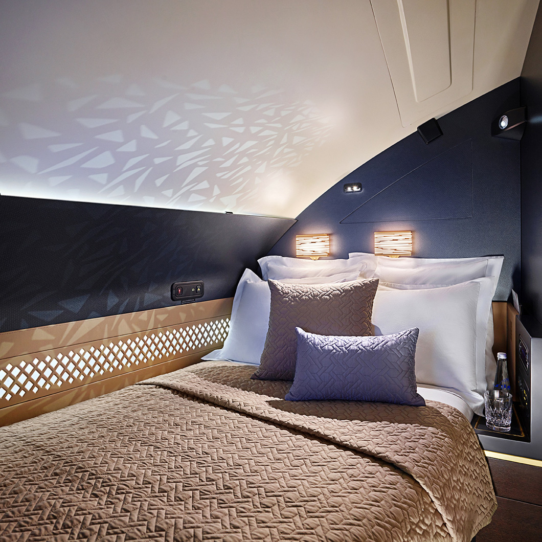Flight attendants will prepare the beds while passengers rest in the bathroom.  The bedroom has a king size bed and also a TV for relaxation.  Another screen is located at the head of the bed, allowing lighting to be adjusted without getting out of bed - Photo: CNN