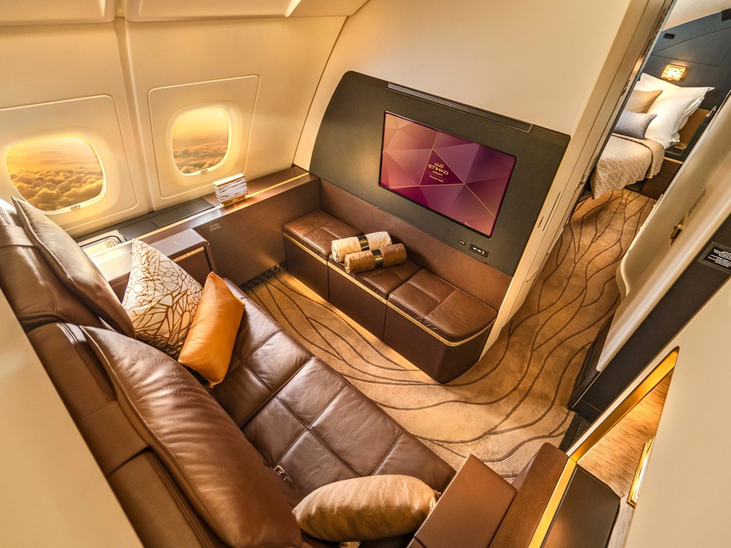The world's most luxurious first class cabin: private bedroom, hot shower - Photo 2.