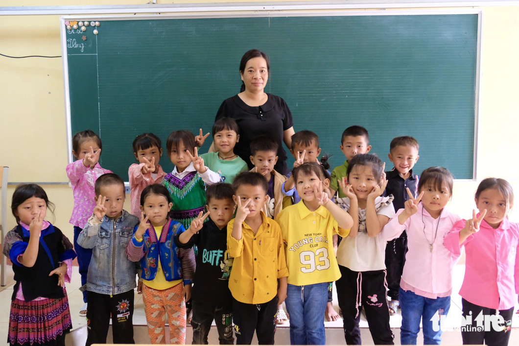 Cô Quỳnh vui mừng vì sau lũ quét, các em học sinh đã đến tựu trường đông đủ - Ảnh: NGUYÊN BẢO