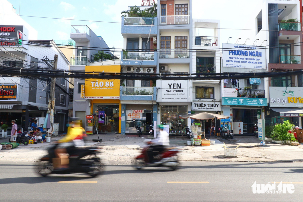 Bà Bùi Xuân Như (ngụ quận 10, TP.HCM) cho biết cách đây 5 năm nhà bà đã chủ động tháo dỡ, xây lùi vào phía trong khoảng 15m vì biết trước sau gì dự án metro số 2 cũng xây dựng