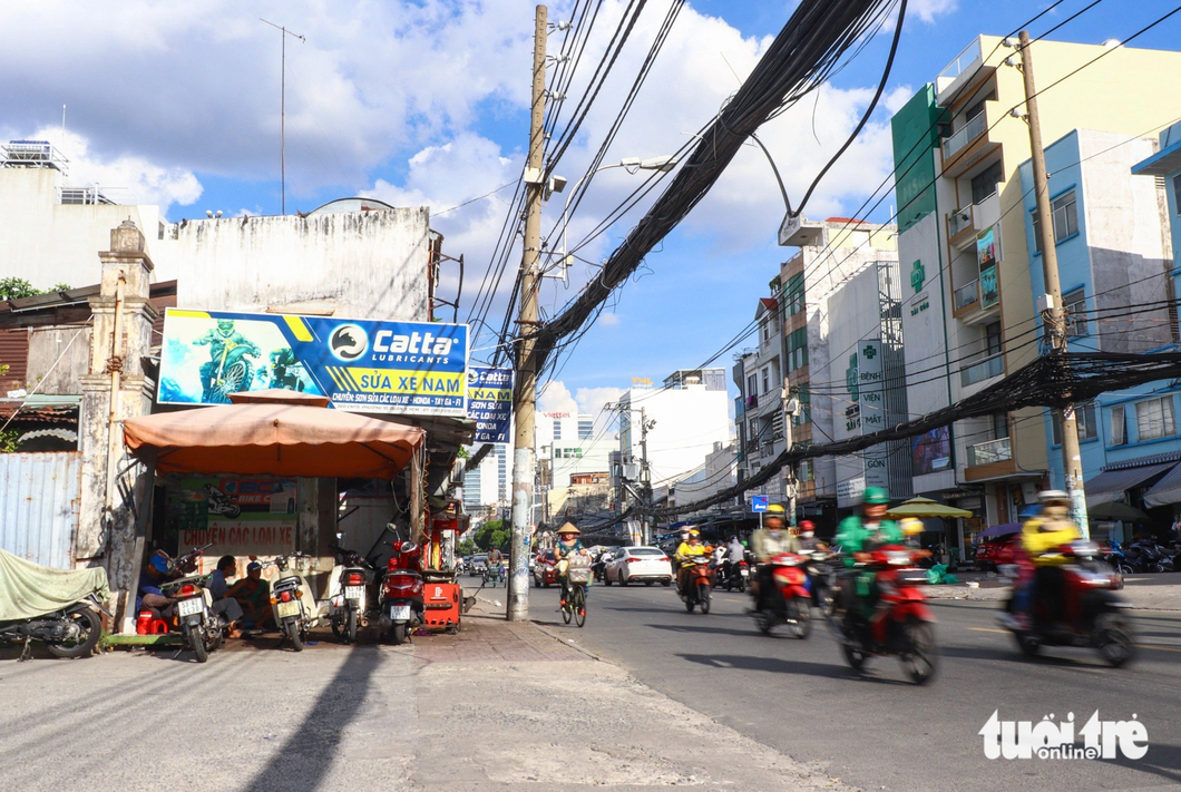 Một đoạn đường Cách Mạng Tháng Tám (quận 3, TP.HCM) vẫn chưa giải tỏa xong. Trong tương lai, trên địa bàn quận 3 sẽ có 4 nhà ga, gồm ga Tao Đàn, Dân Chủ, Hòa Hưng, Lê Thị Riêng