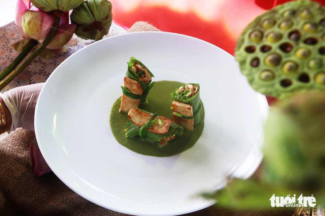 ผักกาดหอมม้วนกับซอสผักชี - Photo: THAI THAI