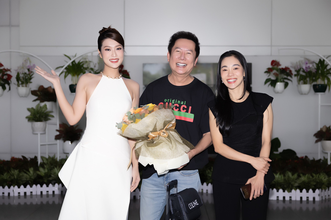 Ông Nawat Itsaragrisil (ở giữa) - Chủ tịch Miss Grand International tại sân bay Tân Sơn Nhất - Ảnh: BTC