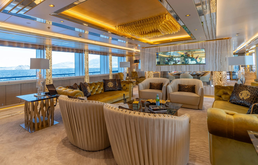 Super yacht dubbed the 'Red Bullet': it takes 100 iPads to control the entertainment system - photo 7