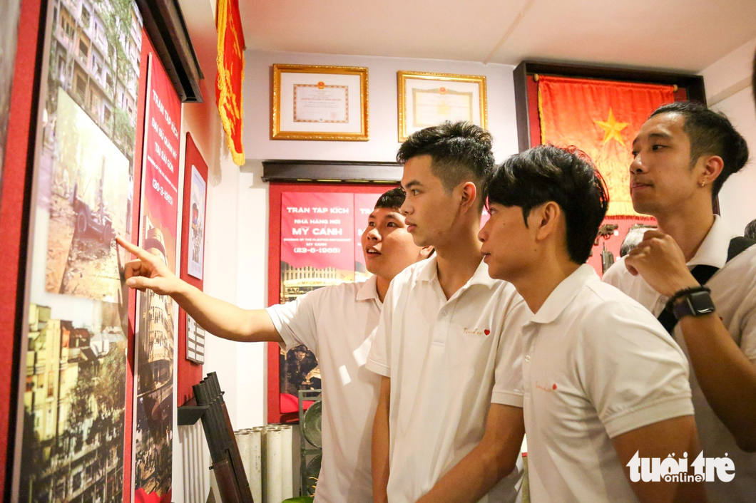 Nhiều bạn trẻ chăm chú tìm hiểu các trận đánh nổi bật của lực lượng Biệt động Sài Gòn.