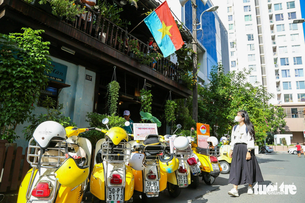 Đoàn xe diễu hành có mặt tại cà phê Đỗ Phủ - cơm tấm Đại Hàn (số 113A đường Đặng Dung). Đây là một trong những căn nhà năm xưa được ông Trần Văn Lai chuẩn bị cho cuộc tổng tiến công và nổi dậy Xuân Mậu Thân 1968
