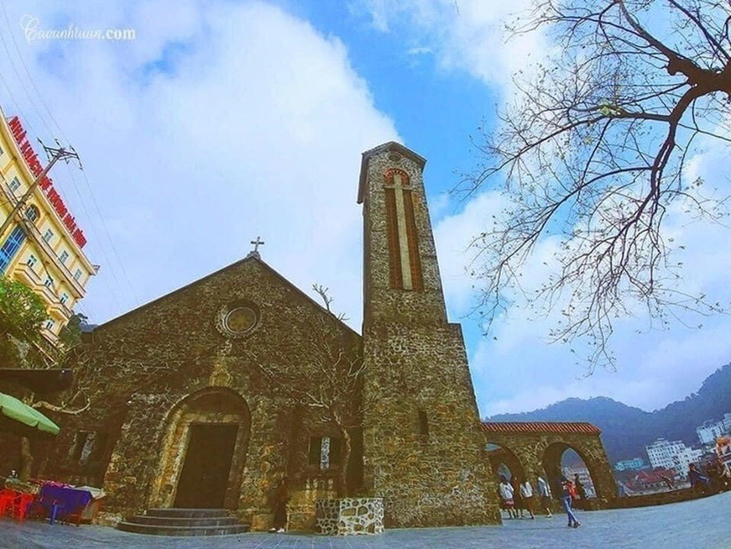 Tam Dao Stone Church attracts many young people to check-in - Photo: Linh An