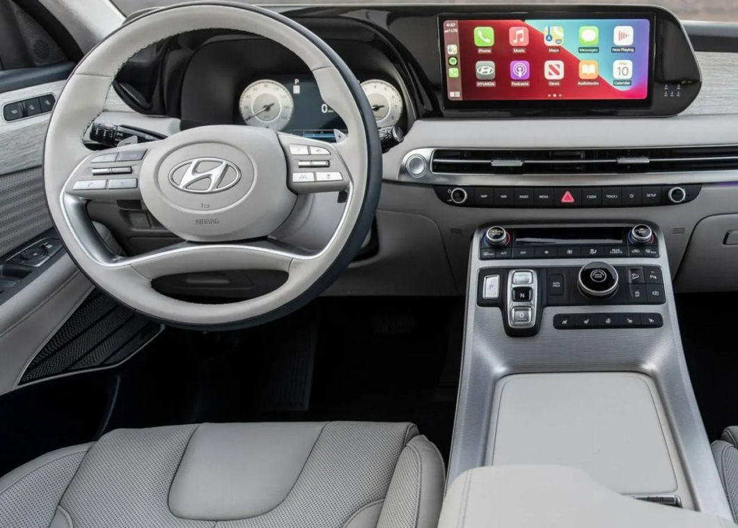 Inside the cabin, the size of the central screen has increased from 10.25 to 12 inches.  The air-conditioning vents are slim but evenly spaced across the dashboard.  The steering wheel design has changed from 3 to 4 spoke, there is a new digital dashboard at the rear - Photo: Hyundai
